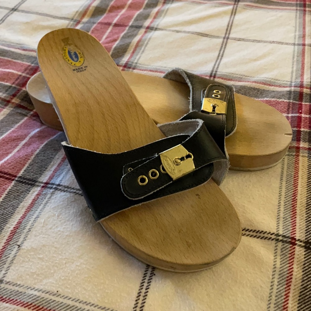 Black leather Dr Scholls exercise sandals